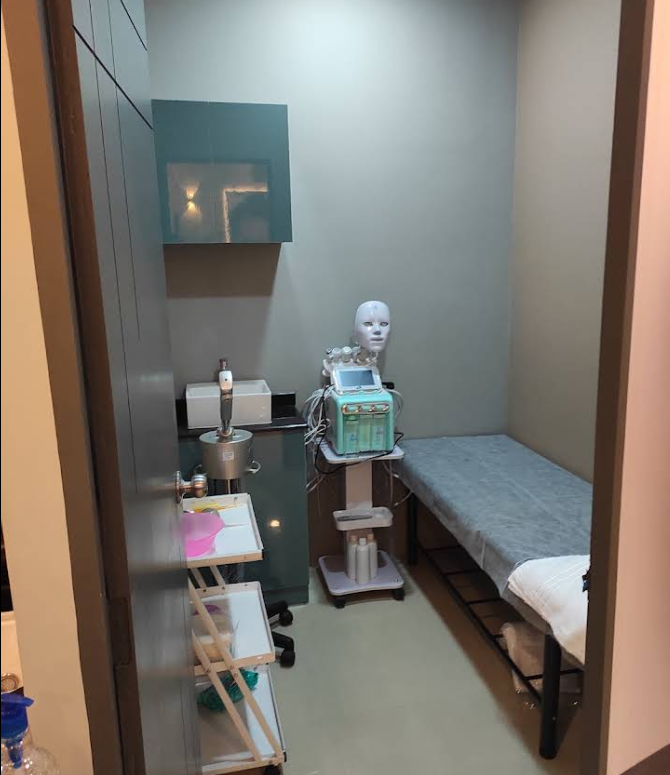 CutNColor family salon