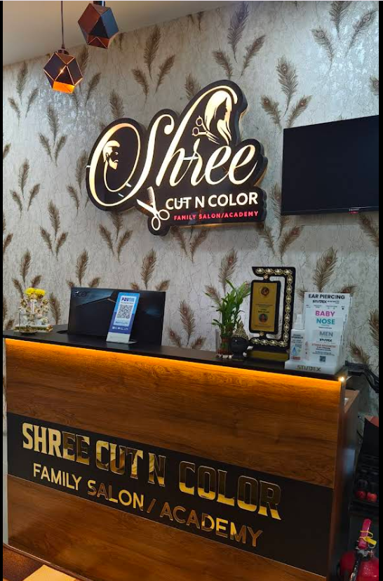 CutNColor family salon